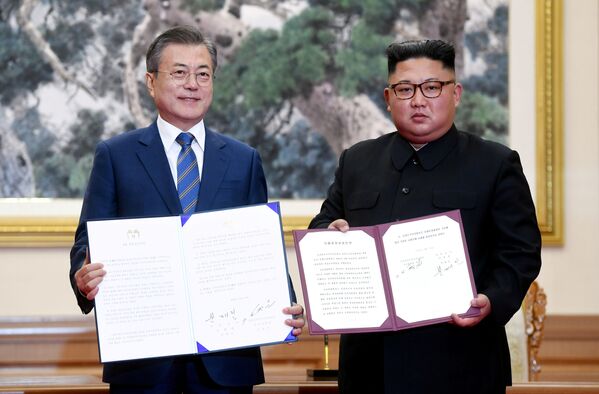 رهبر کره شمالی و رئیس جمهور کره جنوبی  توافق مشترک را در پیونگ یانگ، کره شمالی امضاء کردند - اسپوتنیک ایران  