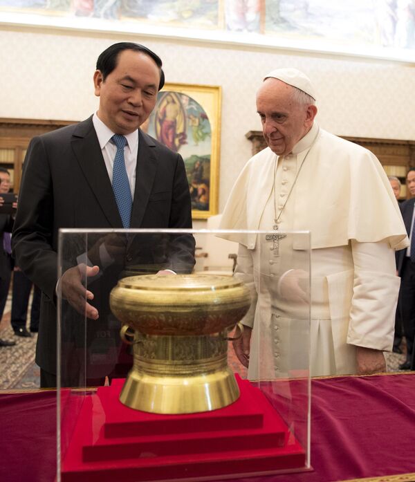 چان دای گوآنگ، رئیس جمهور ویتنام  و پاپ فرانسیس در طی بازدید از واتیکان - اسپوتنیک ایران  