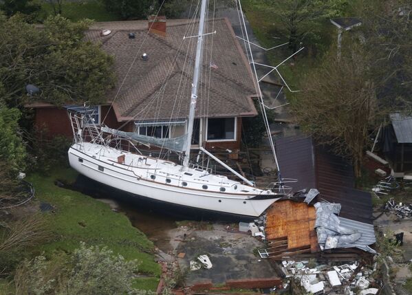 قایق خراب شده در نتیجه طوفان«فلورنس» در نیوبرن آمریکا - اسپوتنیک ایران  
