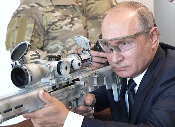 ولادیمیر پوتین رئیس جمهور روسیه در حال شلیک از اسلحه تک تیرانداز چوکاوین - اسپوتنیک ایران  