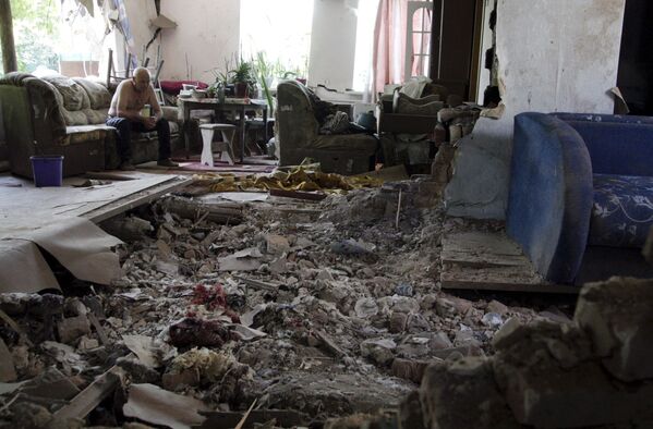 صاحبخانه در خانه ویران شده خود در  دونتسک - اسپوتنیک ایران  