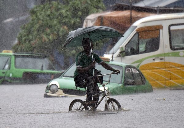 دوچرخه سواری در باران سیل آسا - اسپوتنیک ایران  