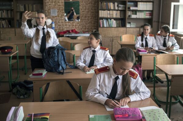 دانش آموزان قبل از شروع کلاس در مدرسه شماره ۴ در دونتسک - اسپوتنیک ایران  