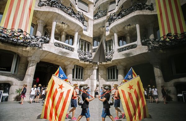 شرکت کنندگان تظاهرات خواستار استقلال کاتالونیا در بارسلون - اسپوتنیک ایران  