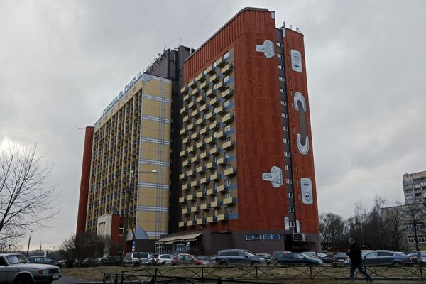 نقاشی روی ساختمان هتل کارلیا در سن پیترزبورگ - اسپوتنیک ایران  