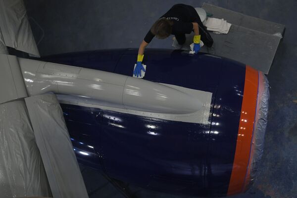 رنگ کردن هواپیمای سوخو سوپرجت در شرکت هوایی آیروفلوت روسیه - اسپوتنیک ایران  