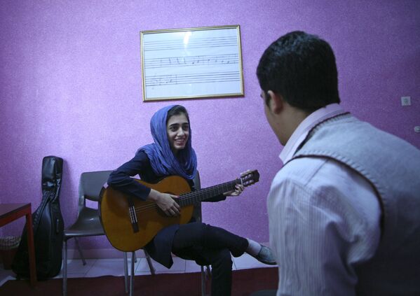 دختر ایرانی در کلاس موسیقی - اسپوتنیک ایران  