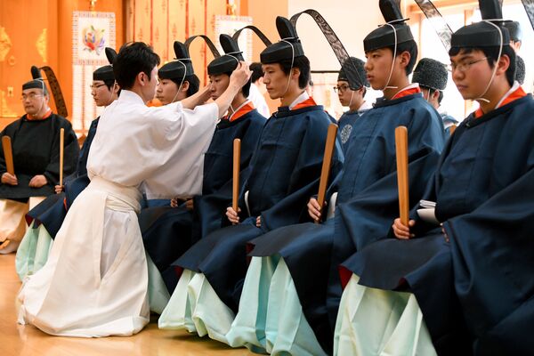 معلم کلاه دانش آموزان را  مرتب می کند ، توکیو، ژاپن - اسپوتنیک ایران  