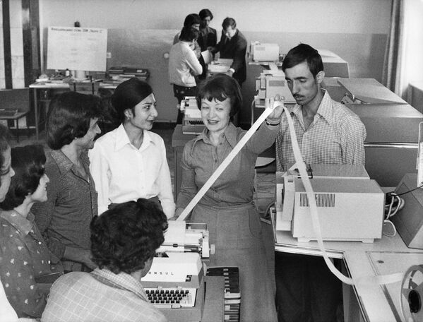 دانش آموزان افغانی در مرکز کامپیوتر - اسپوتنیک ایران  