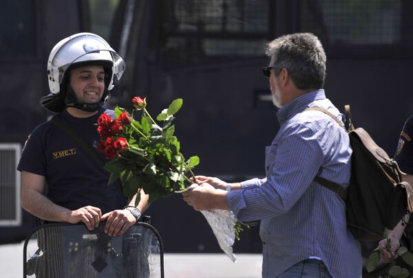 معلم معترض به پلیس گل رز هدیه می دهد، یونان - اسپوتنیک ایران  