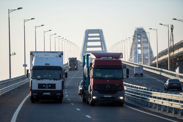 کامیون ها بر روی پل کرچ، جایی که محدودیت حرکت برای کامیون های بیش از 3.5 تن برداشته شد. - اسپوتنیک ایران  