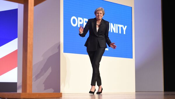 ترزا می، نخست وزیر انگلیس، با رقص در کنفرانس  خبری حزب محافظه کار حاضر می شود - اسپوتنیک ایران  