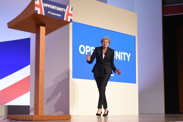 ترزا می، نخست وزیر انگلیس، با رقص در کنفرانس  خبری حزب محافظه کار حاضر شد - اسپوتنیک ایران  