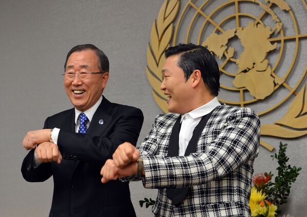رقص بان کی مون، دبیرکل سابق سازمان ملل با خواننده کره ای  در مقر سازمان ملل در نیویورک - اسپوتنیک ایران  