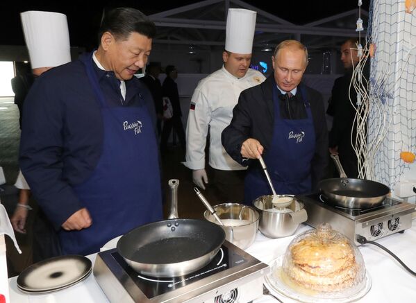 ولادیمیر پوتین و شی جین پینگ رئیس جمهور چین در نمایشگاه مواد غذایی - اسپوتنیک ایران  