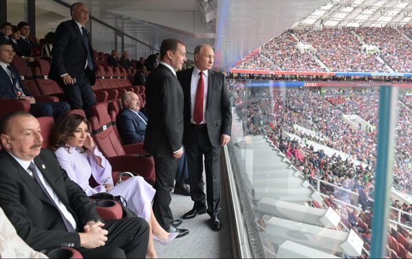 ولادیمیر پوتین و دمیتری مدودوف نخست وزیر روسیه در زمان باز یهای جام جهانی فوتبال 2018 در روسیه - اسپوتنیک ایران  