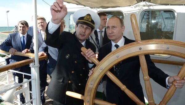 ولادیمیر پوتین، رئیس جمهور روسیه در کشتی نادژدا در شهر سوچی - اسپوتنیک ایران  
