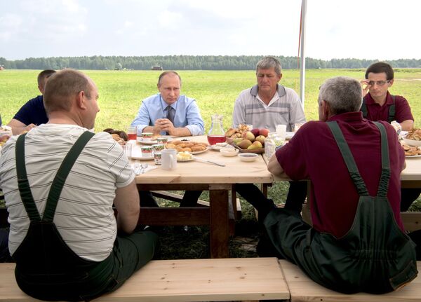 ولادیمیر پوتین، رئیس جمهور روسیه، در طی بازدید از شرکت کشاورزی دیمیتریو گورا در منطقه تورسکایا - اسپوتنیک ایران  