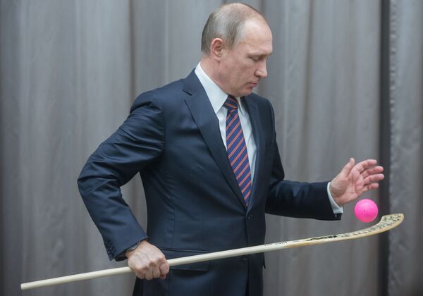 ولادیمیر پوتین، رئیس جمهور روسیه، در دیدار با تیم ملی هاکی روسیه - اسپوتنیک ایران  