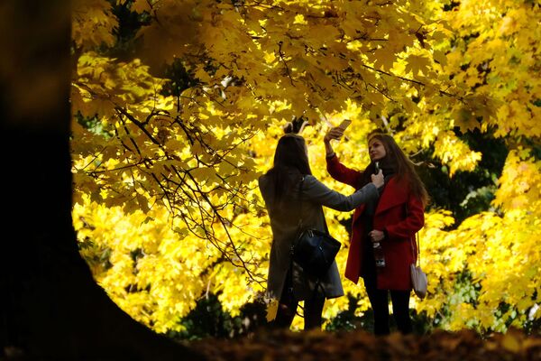 دختران در پارک کالومنسکایا مسکو عکس می گیرند - اسپوتنیک ایران  