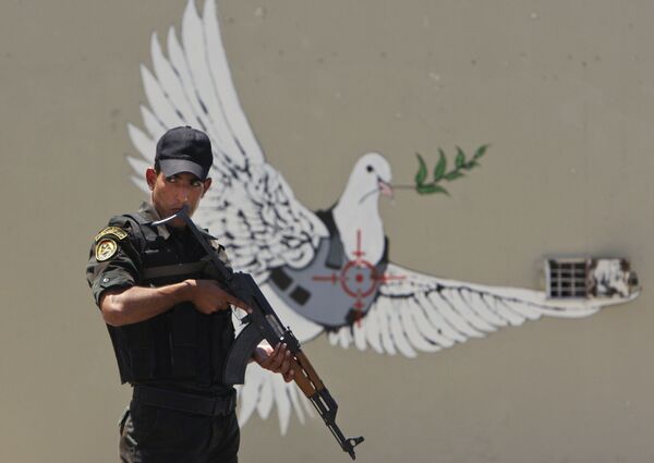 سرباز فلسطینی در زمینه اثر نقاش بنکسی - اسپوتنیک ایران  