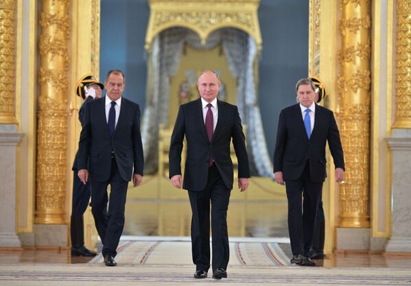ولادیمیر پوتین، رئیس جمهور روسیه در مراسم پذیرش استوارنامه های سفرای جدید – کاخ کرملین - اسپوتنیک ایران  