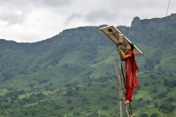 زن هندی روستایی در حال تعمیر باتری خورشیدی - اسپوتنیک ایران  