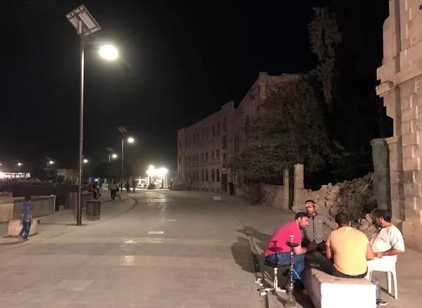 ساکنین محلی در میدانی نزدیک قلعه  ای در حلب - اسپوتنیک ایران  