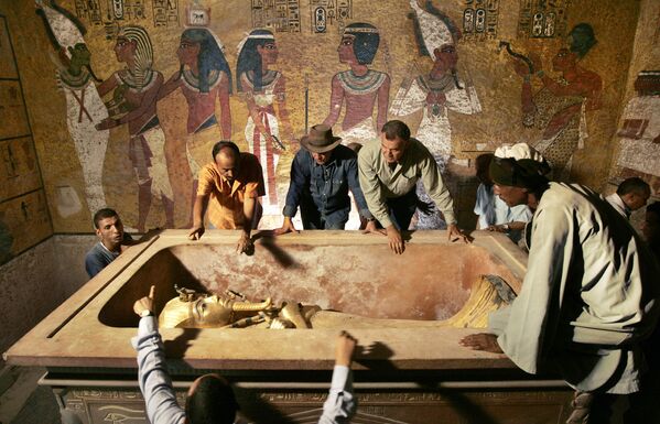 خارج کردن فرعون توتونخامون از قبرش در مصر - اسپوتنیک ایران  