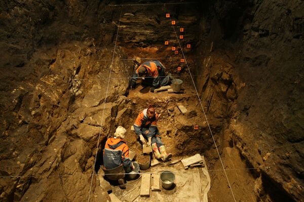 کارکنان پژوهشکده باستانشناسی سیبری آکادمی علوم روسیه در زمان کار باستانشناسی در یکی از بخش های غار دنیسوف - اسپوتنیک ایران  