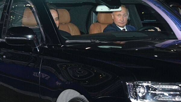 پوتین، رئیس جمهور مصر را سوار خودروی تشریفاتی اش کرد + عکس - اسپوتنیک ایران  
