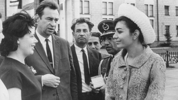 فرح پهلوی و داگمارا در کنار خبرنگاران روس در سال 1965 - اسپوتنیک ایران  