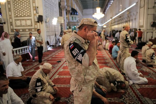 زندگی پس از جنگ در دمشق -سربازان ر وسیه در حال دعا در مسجد - اسپوتنیک ایران  