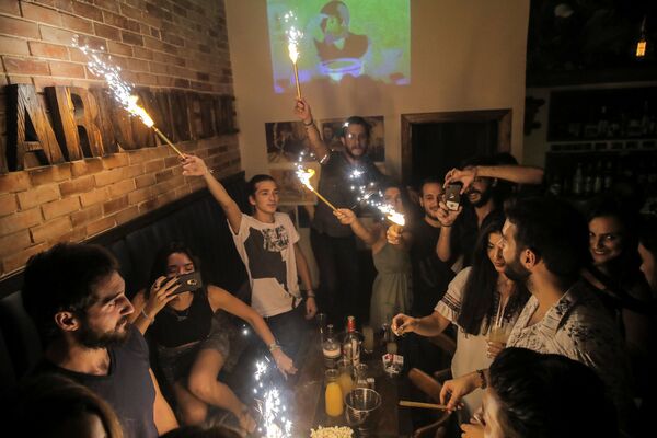 زندگی پس از جنگ در دمشق - جشن تولد در کافه ای در بخش قدیمی شهر - اسپوتنیک ایران  