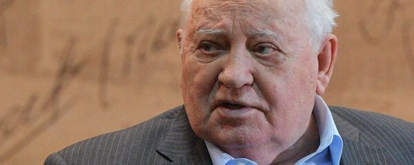 گورباچف خواستار کاهش 15 درصدی هزینه نظامی کشورها شد گورباچف خواستار کاهش 15 درصدی هزینه نظامی کشورها شد - اسپوتنیک ایران