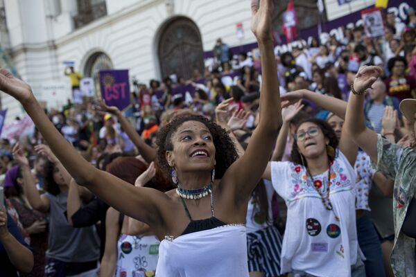 دختران در حال رقص در زمان تظاهرات در حمایت از کاندید ریاست جمهوری در برزیل - اسپوتنیک ایران  
