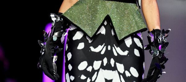 یک مدل هنگام اجرای فشن شو افتاد و مرد+ ویدیو یک مدل هنگام اجرای فشن شو افتاد و مرد+ ویدیو - اسپوتنیک ایران