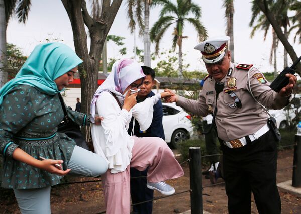 خویشاوندان مسافران هواپیمای اندونزی که در دریا سقوط کرد - اسپوتنیک ایران  