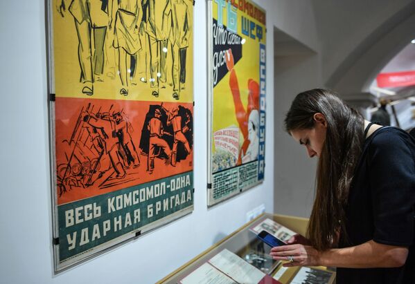نمایشگاه « انرژی خلاقیت» کامسامول در موزه تاریخ معاصر مسکو - اسپوتنیک ایران  