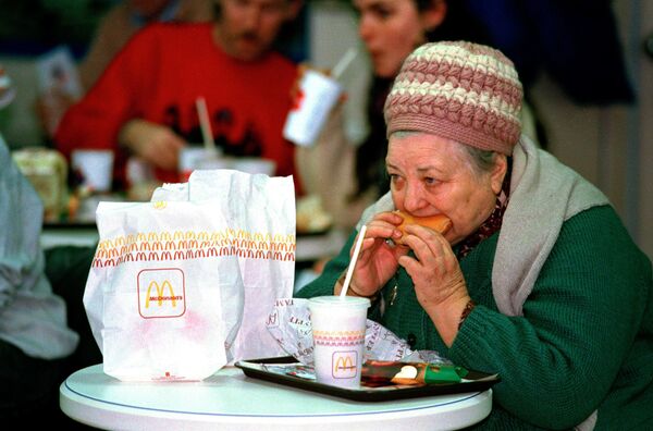 یکی از مشتریان اولین رستوران مک دونالد در  روسیه - اسپوتنیک ایران  