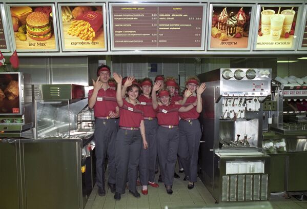 کارمندان اولین رستوران مک دونالد-سال 1990- در  روسیه - اسپوتنیک ایران  