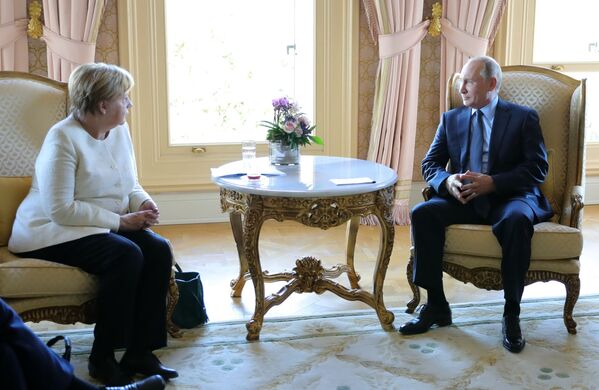 ولادیمیر پوتین رئیس جمهور روسیه و آنگلا مرکل صدراعظم آلمان در زمان دیدار - اسپوتنیک ایران  