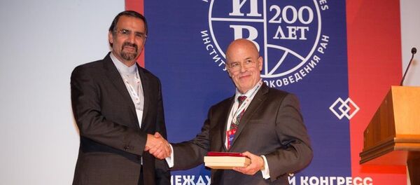 اعطای نشان به سفیر ایران در روسیه برای حمایت از توسعه ایرانشناسی اعطای نشان به سفیر ایران در روسیه برای حمایت از توسعه ایرانشناسی - اسپوتنیک ایران