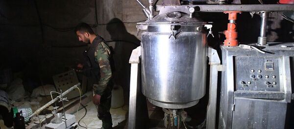 مخزن های کلر تروریست ها برای حما - اسپوتنیک ایران  