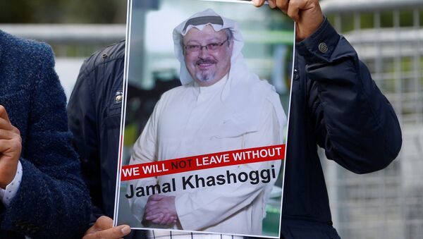 Activista con la foto del periodista desaparecido, Jamal Khashoggi - اسپوتنیک ایران  