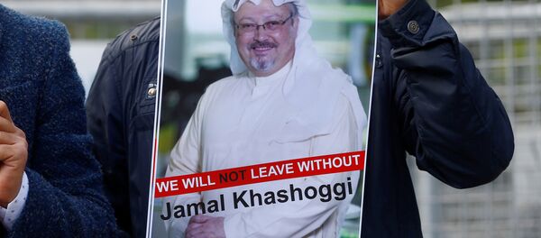 Activista con la foto del periodista desaparecido, Jamal Khashoggi Activista con la foto del periodista desaparecido, Jamal Khashoggi - اسپوتنیک ایران