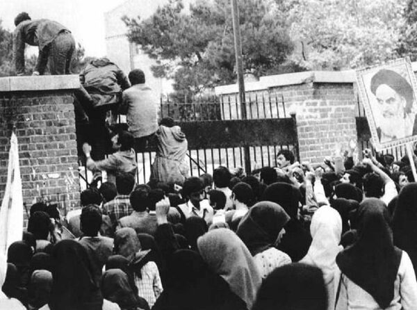اعضای سازمان دانش آموزان مسلمان در حال اشغال سفارت آمریکا در تهران - اسپوتنیک ایران  