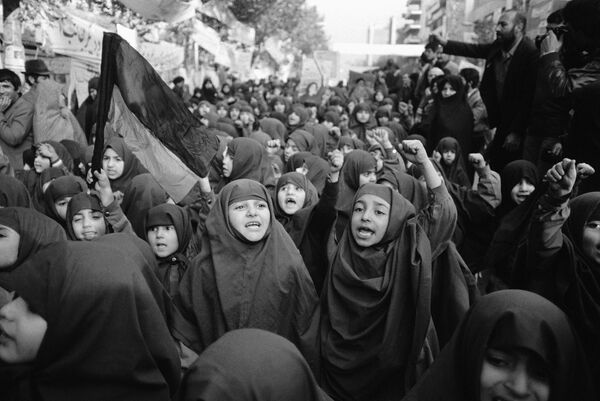 تظاهرات دختران یتیم در مقابل سفارت آمریکا - اسپوتنیک ایران  