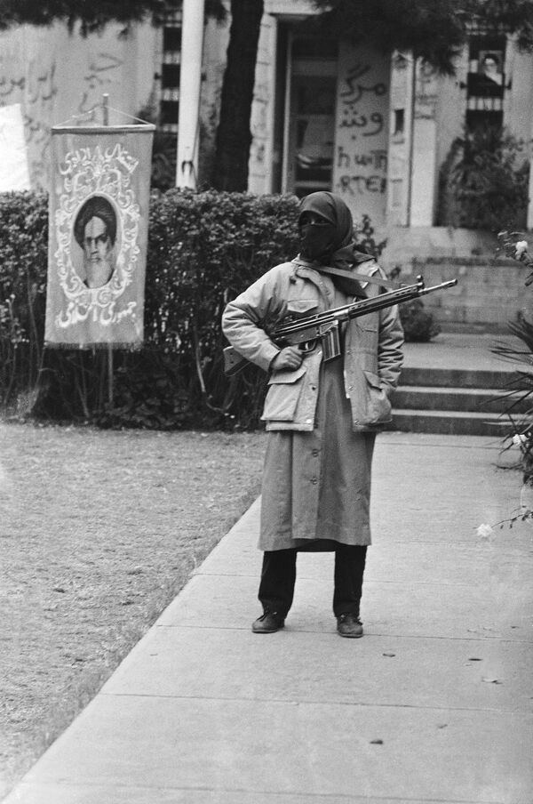 نگهبان مسلح در مقابل سفارت آمریکای اشغال شده در تهران ، ۲۹ نوامبر ۱۹۷۹ - اسپوتنیک ایران  