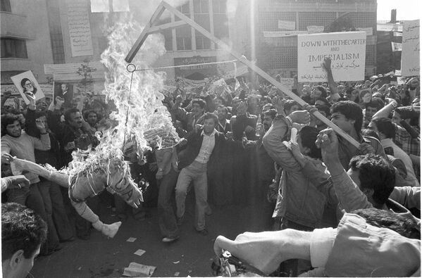 تظاهرکنندگان ایرانی ، مترسک «دایی سم» را در مقابل سفارت آمریکا در تهران آتش می زنند، ۱۳ نوامبر ۱۹۷۹ - اسپوتنیک ایران  